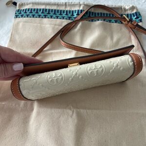 New w tag Tory Burch monogram patent wallet crossbody, cream